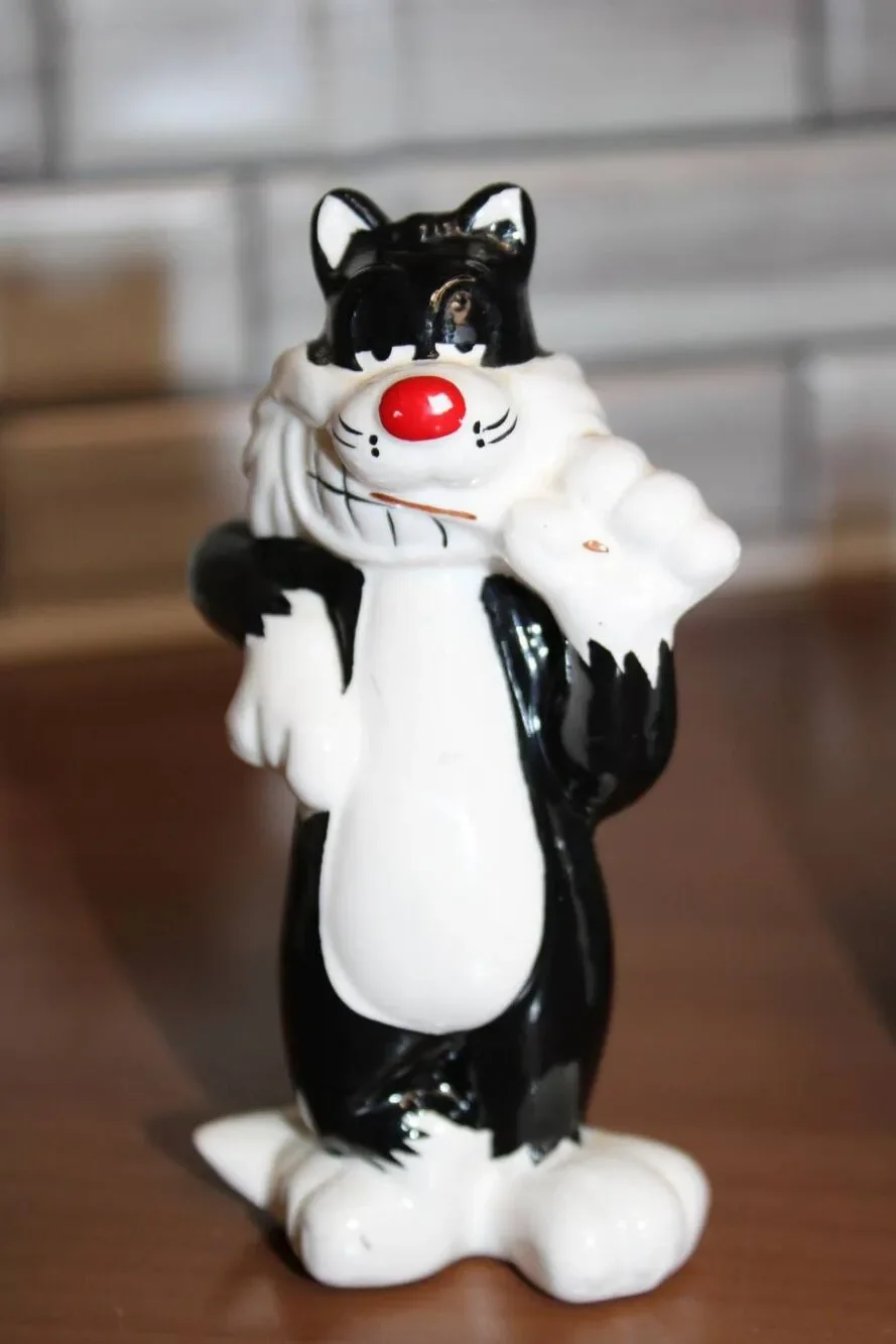 Vintage Warner Bros Tweety and Sylvester Ceramic Salt & Pepper shakers